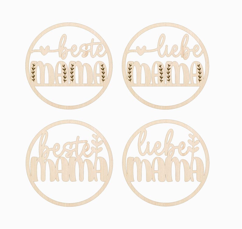 K&ouml;nnte beinhalten: Vier h&ouml;lzerne, kreisf&ouml;rmige Dekorationen mit den ausgeschnittenen W&ouml;rtern "beste mama" und "liebe mama". Jeder Kreis hat ein Herz- und Bl&auml;tterdesign. Das Holz hat eine helle, nat&uuml;rliche Farbe.