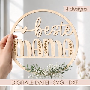 K&ouml;nnte beinhalten: Ein kreisf&ouml;rmiges Holzschild mit den Worten "beste mama" in einer dekorativen Schriftart ausgeschnitten. Das Schild hat florale Akzente und ist mit einem kleinen Strau&szlig; wei&szlig;er Blumen und Gr&uuml;nzeugs verziert. Der Text "4 designs" ist sichtbar.