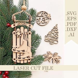 Puede incluir: Conjunto de adornos navideños de madera cortados con láser que incluye un trineo con patines de hielo, un copo de nieve y el año 2024. Otros adornos incluyen un árbol con el texto "Feliz Navidad", un círculo con el texto "Let it Snow" y un lazo con bayas. Formatos de archivo SVG, EPS, PDF, DXF y AI incluidos.