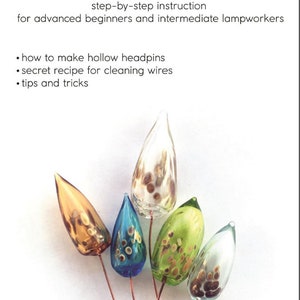 Pode incluir: Cinco alfinetes de cabeça de vidro em várias cores, incluindo transparente, verde, azul e dourado, com hastes de fio de cobre. Os alfinetes de cabeça estão dispostos em forma de leque. A imagem é intitulada "Hollow Headpins Tutorial" e inclui o texto "step-by-step instruction for advanced beginners and intermediate lampworkers".