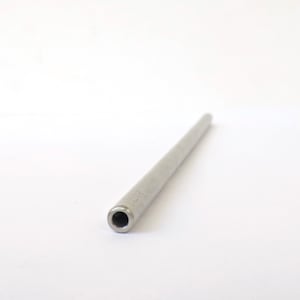 Può includere: Un singolo tubo metallico cilindrico con un interno cavo. Il tubo è di colore grigio chiaro e sembra essere in acciaio inossidabile. L'estremità del tubo ha un'apertura visibile. L'oggetto è posto su uno sfondo bianco.