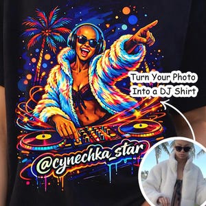 Può includere: T-shirt nero con una grafica vibrante di un DJ con cuffie, occhiali da sole e un cappotto di pelliccia colorato. Il design include giradischi, palme e il testo "Turn Your Photo Into a DJ Shirt" e "@cynechka_star".