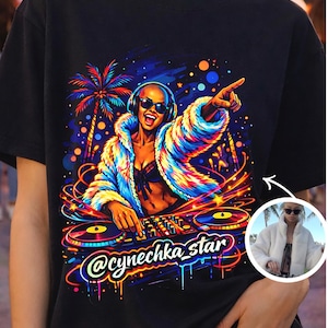 Może przedstawiać: Czarny t-shirt z żywą, kolorową grafiką przedstawiającą DJ-a w białym futrzanym płaszczu, okularach przeciwsłonecznych i słuchawkach, obsługującego konsolę. Poniżej znajduje się nadruk @cynechka_star oraz okrągłe wstawki z tym samym DJ-em.