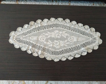 Vintage Spitzen Tischläufer, Handgestrickte gehäkelte Tischdecke. Möbelbezug aus geblümter Baumwolle ecru. Beige Abdeckung, Lace Handstickerei Rosen Vintage