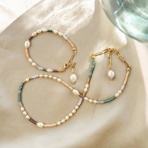 Nohea | Handgemachte Perlenkette und Armband  'Kelani' - Süßwasserperlen, Gold, bunt, Edelstahl, Türkis, Lila, Perlenkette ,Set, Geschenk