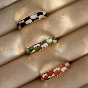 Nohea | Goldene Fingerringe mit Schachbrettmuster aus Edelstahl, größenverstellbar in orange, grün oder schwarz, Geschenkidee