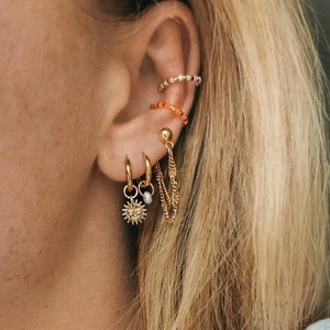 Nohea | Handgemachter Earcuff 'Huaka' mit bunten Perlen - gold, 24 Karat, Edelstahl, Lila, Gelb, Orange, Blau, Rosa, Flieder, Weiß,Ohrklemme