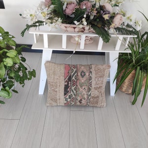 Vintage Patchwork Turkish Rug Pillow Cover: Neutral Patchwork, Handknotted Wool (16''x20'')