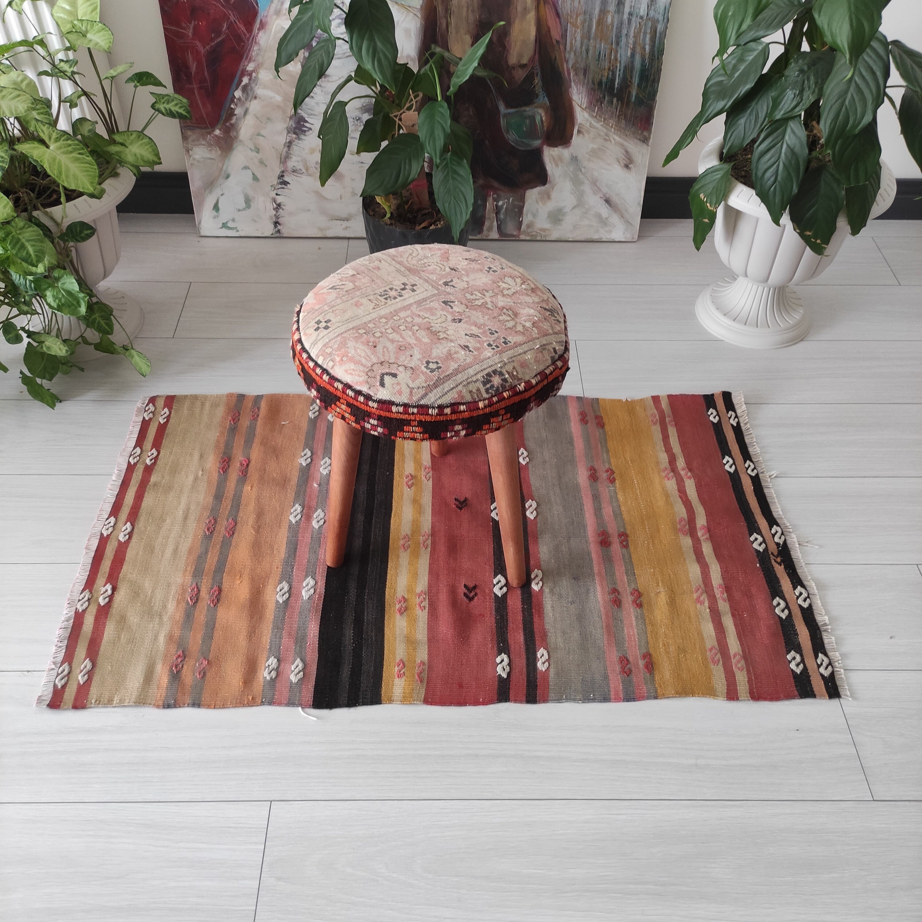 Tabouret de tapis vintage Circle, chaise Kilim colorée, ottoman, tabouret de tapis turc, tabouret fait main, meubles anciens, tabouret artisanal