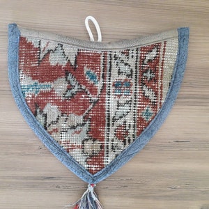 Heart Kilim Wall Hanging: Vintage Turkish Rug Decor (9&#39;&#39;x11&#39;&#39;)