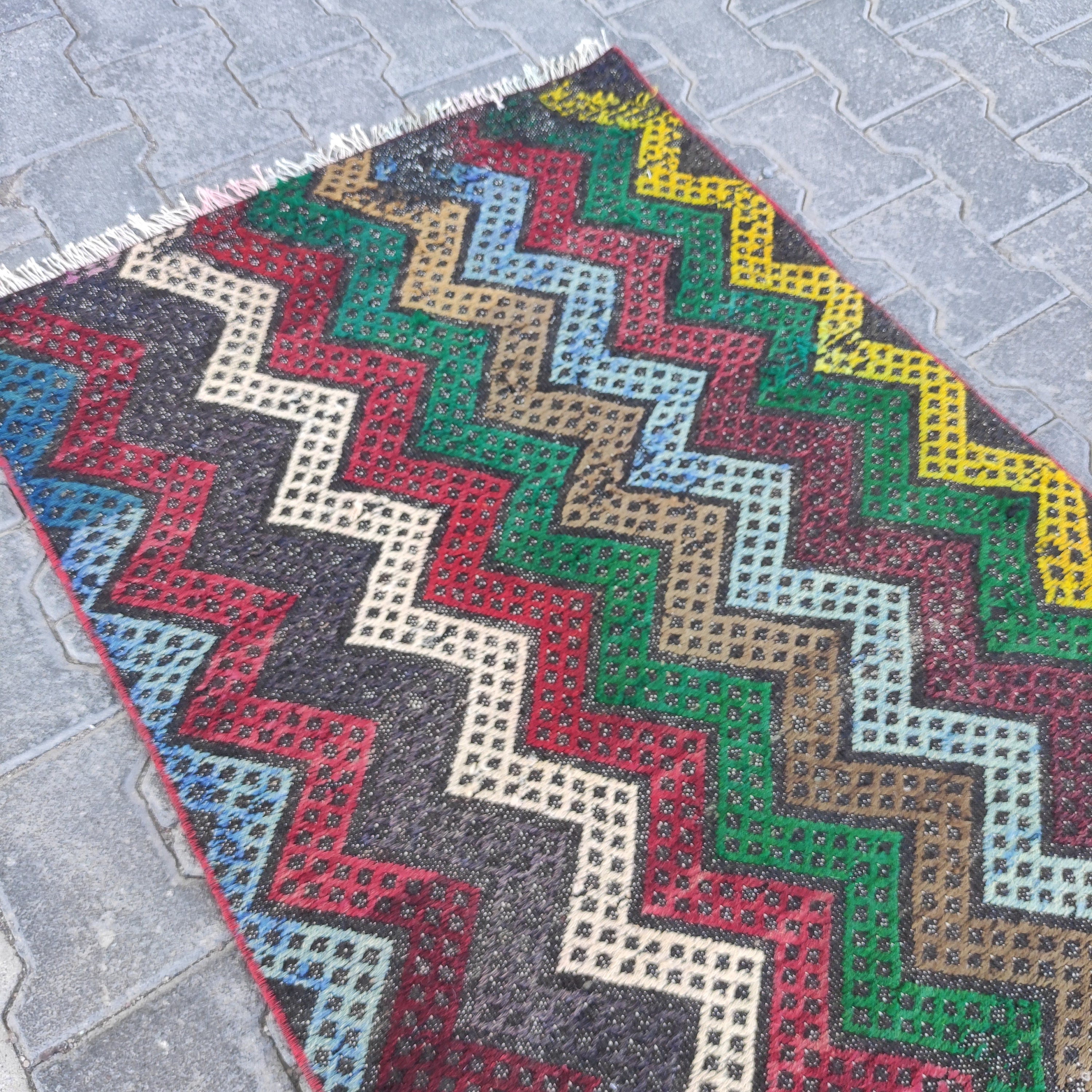60×104 \"zig-zag” ViNTAGE TURKiSH RUG 60×104 
