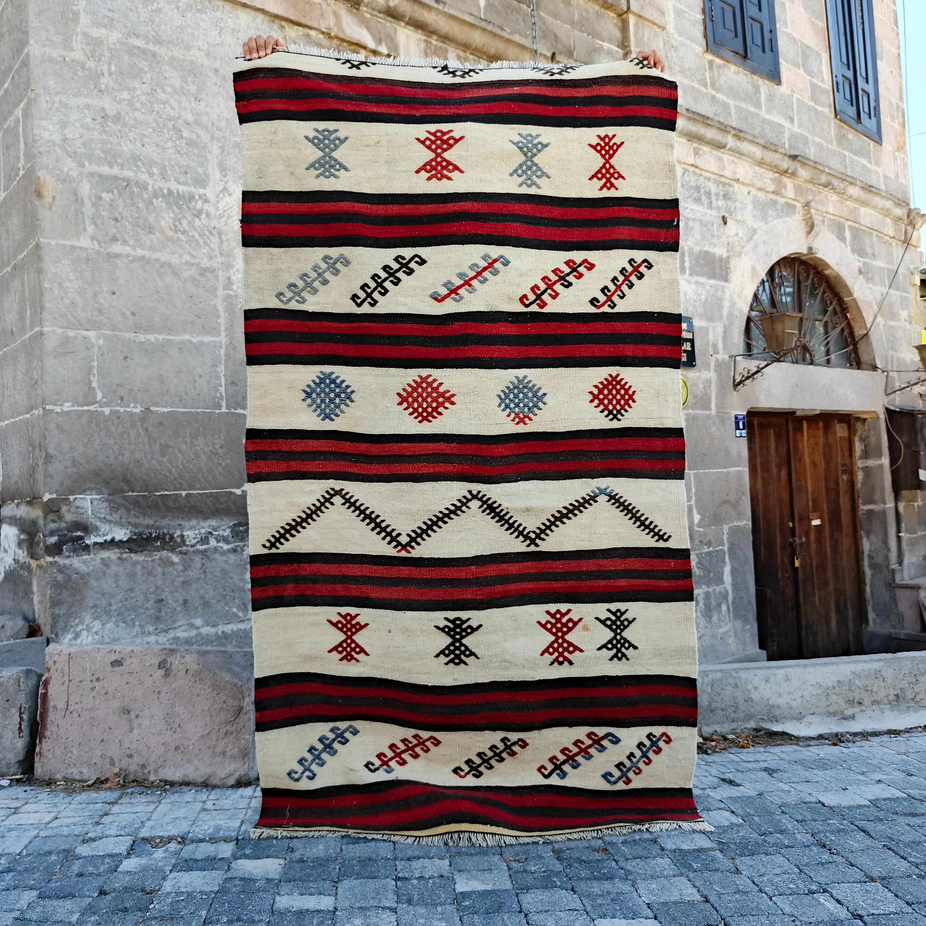 ヴィンテージキリムラグ：2.91 x 5.15 カラフルな刺繍入りトルコウール