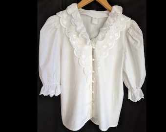 witte vintage folklore traditionele blouse, blouse met ruches, korte mouwen, pofmouwen, brede kraag en Broderie Anglaise oogjeborduurwerk, M