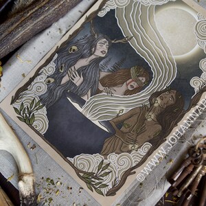Puede incluir: Una impresi&oacute;n art&iacute;stica que presenta tres figuras en una escena m&iacute;stica. La obra de arte representa a mujeres con cabello largo, astas y vendas en los ojos, rodeadas de nubes arremolinadas y una luna llena. La impresi&oacute;n tiene una paleta de colores oscura y terrosa.