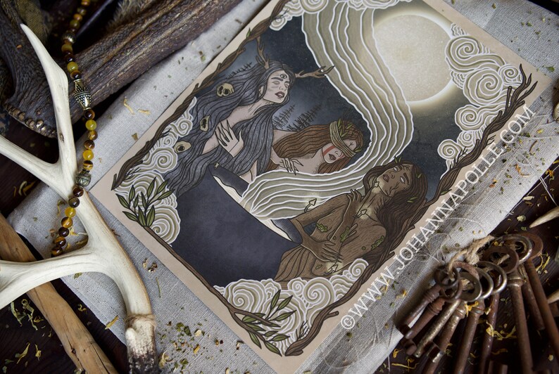 Puede incluir: Una impresi&oacute;n art&iacute;stica que presenta tres figuras en una escena m&iacute;stica. La obra de arte representa a mujeres con cabello largo, astas y vendas en los ojos, rodeadas de nubes arremolinadas y una luna llena. La impresi&oacute;n tiene una paleta de colores oscura y terrosa.