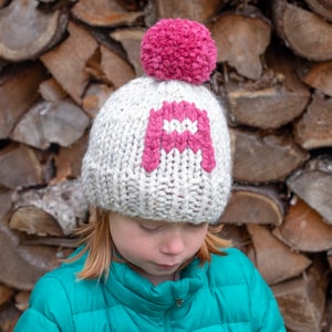 Patrón de tejido de gorro con monograma, inicial, nombre, letra, punto grueso, pompón, gorro de invierno, lana gruesa, fácil de tejer, grueso y rápido, para niños pequeños, niñas y mujeres