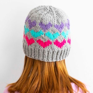 Strickanleitung für eine Mütze mit kleinen Herzen – Valentinstags-Liebesmütze aus mittelschwerem, einfach zu strickendem Garn – Wintermütze für Babys, Kleinkinder, Kinder, Damen und Herren (Wollgarn)