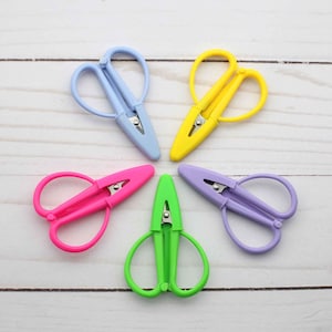 Mini tijeras para cortar, tejer, crochet, bordar, tamaño súper de viaje, tijeras brillantes, pequeñas y afiladas, topes de puntada, cortadores Nook, herramienta de corte