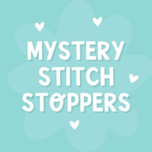 Peut inclure: Fond bleu turquoise avec le texte blanc "MYSTERY STITCH STOPPERS". Le texte est dans une police ludique, et il y a de petits coeurs blancs dispersés autour du texte.