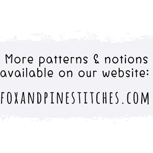 Op de afbeelding: Tekst op een witte achtergrond met een grijs penseelstreep-effect. De tekst luidt: "Meer patronen & benodigdheden beschikbaar op onze website: FOXANDPINESITCHES.COM"