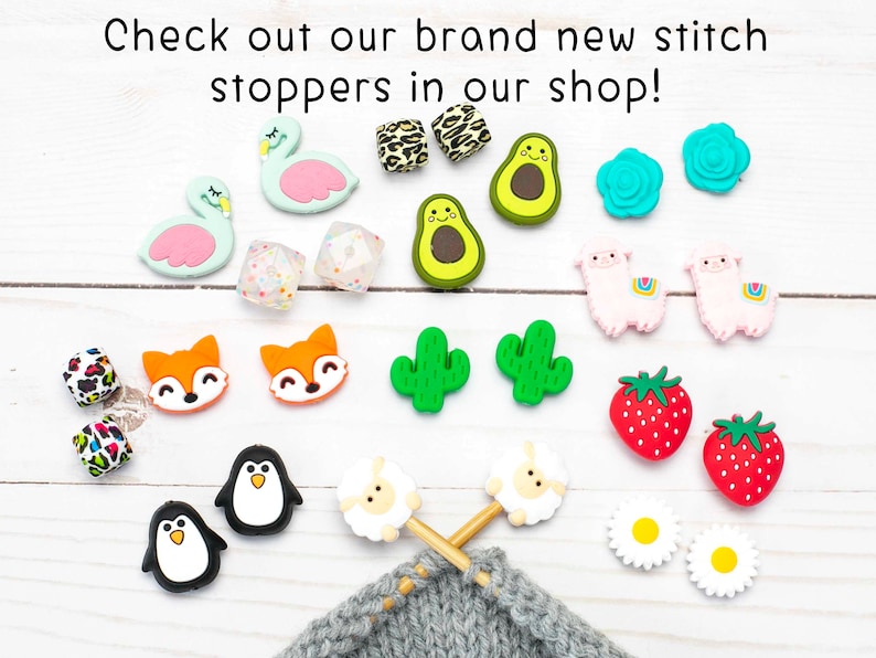 Puede incluir: Una colecci&oacute;n de topes de punto coloridos en varias formas, incluyendo flamencos, aguacates, zorros y fresas. La imagen incluye el texto "Check out our brand new stitch stoppers in our shop!"