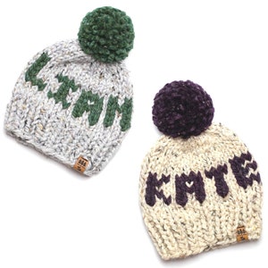 Patrón de tejido de gorro con nombre personalizado con letra inicial, pompón de punto grueso, gorro de invierno, lana gruesa, fácil de tejer, grueso y rápido, para niños pequeños, niñas y mujeres