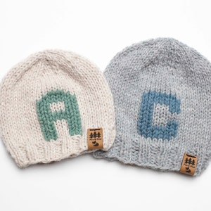 Bonnet monogramme motif lettre initiale nom bonnet d'hiver en tricot personnalisé tuque tricotée peignée poids bébé enfant en bas âge enfant femmes hommes
