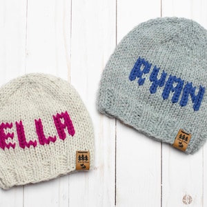 Patrón de tejido de gorro con nombre, monograma de letra inicial, gorro de invierno personalizado, gorro de punto de lana, para bebé, niño pequeño, mujer y hombre