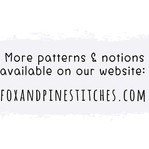 Puede incluir: Fondo blanco con texto que dice "M&aacute;s patrones y nociones disponibles en nuestro sitio web: FOXANDPINESTITCHES.COM" en una fuente de estilo manuscrito. El fondo tiene un lavado de acuarela gris claro.