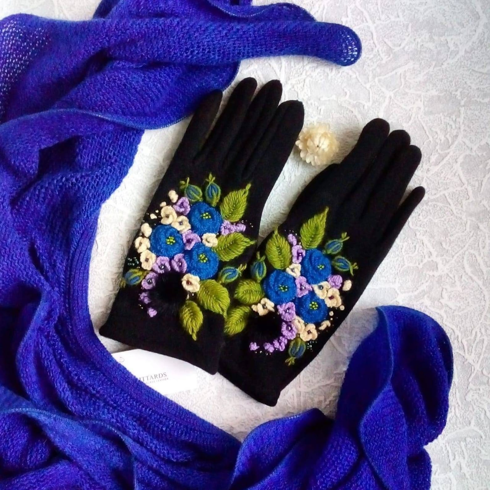 Перчатки нейлоновые с цветами. Темно фиолетовые перчатки. Перчатки цветами. Перчатки гловес цена спб. Перчатки цвета фуксии одноразовые.