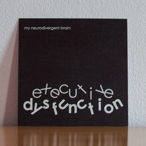 Könnte beinhalten: Schwarze Karte mit weißem Text, der "my neurodivergent brain: executive dysfunction" lautet.