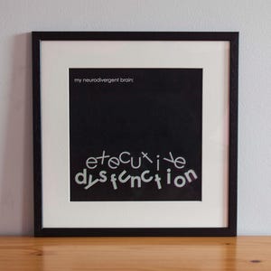 Könnte beinhalten: Schwarz-weiß gerahmter Druck mit dem Text "my neurodivergent brain: executive dysfunction" in weißer Schrift.