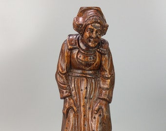 Große geschnitzte Figur einer holländischen alten Dame in traditioneller Tracht