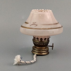 Teil der Miniatur Milk Pink Glas Petroleumlampe Jaudy