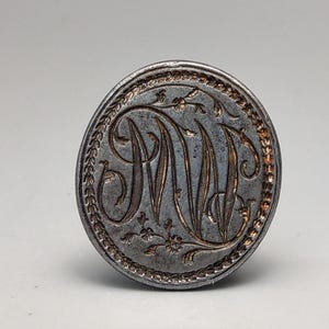 Colgante con sello de acero tallado y monograma WM y flores c1770