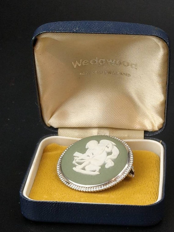 Green Wedgwood sterling silver brooch with Cupid