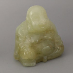 Figura de Buda sonriente pequeño tallado en piedra verde y blanca