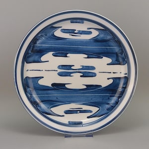 Plato de cerámica japonesa de estudio, de color azul cobalto y blanco, de estilo vintage.