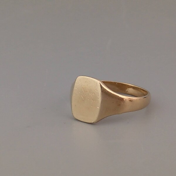 Vintage plain  9ct signet ring Yellow gold Payton Pepper and Sons size 8/Q