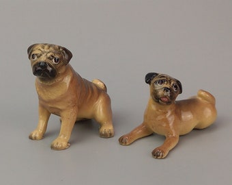Par de figuras en miniatura de perros carlinos vintage