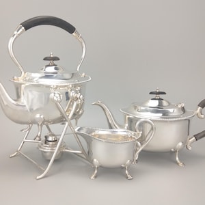 Antik silverplåt teservis med vattenkokare på stativ James Deakin