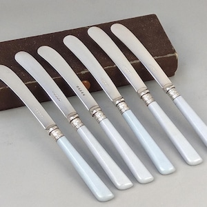 Antikes Buttermesser, versilbert, mit blauem Griff