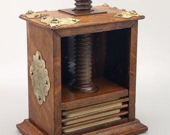 Pressa per carte da gioco in rovere antico con chiusure in ottone