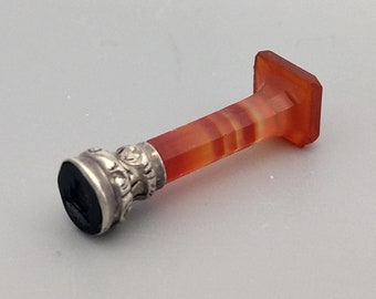Miniature agate wax seal intaglio with Family crest