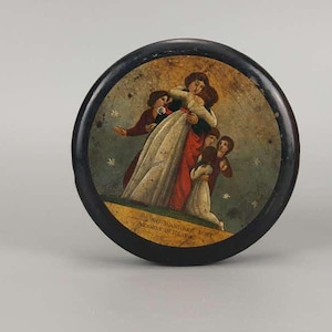 Può includere: Oggetto decorativo rotondo con bordo nero, con una scena dipinta di una famiglia che si abbraccia. Le figure indossano abiti d'epoca, con una donna in abito bianco e scialle rosso. Testo in basso: "NO WANTING MORE, ASSEMBLY IN HEAVEN."