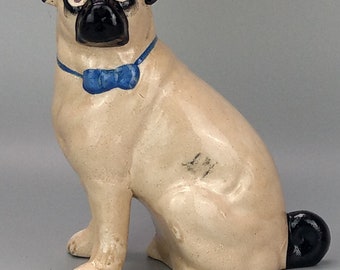 Antiker Mops mit blauer Fliege Figur aus Staffordshire