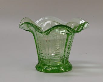 Liten klargrön glasvas med grodoros