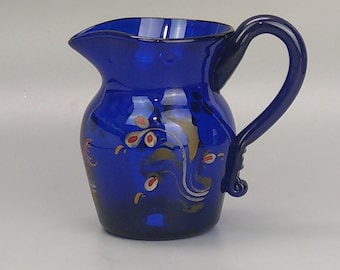 小さな水差し、コバルトブルーのブリストルガラス、スクロールキックハンドル、エナメルの花、1780年頃