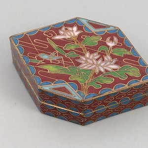 pilulier vintage cloisonné bordeaux avec fleurs de chrysanthèmes