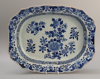 Grote Chinese blauwwitte exportschaal met pioenrozen A/F reparatie